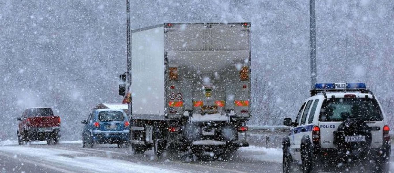 Απαγόρευση κυκλοφορίας στην Αθηνών - Θήβας για φορτηγά λόγω του χιονιά